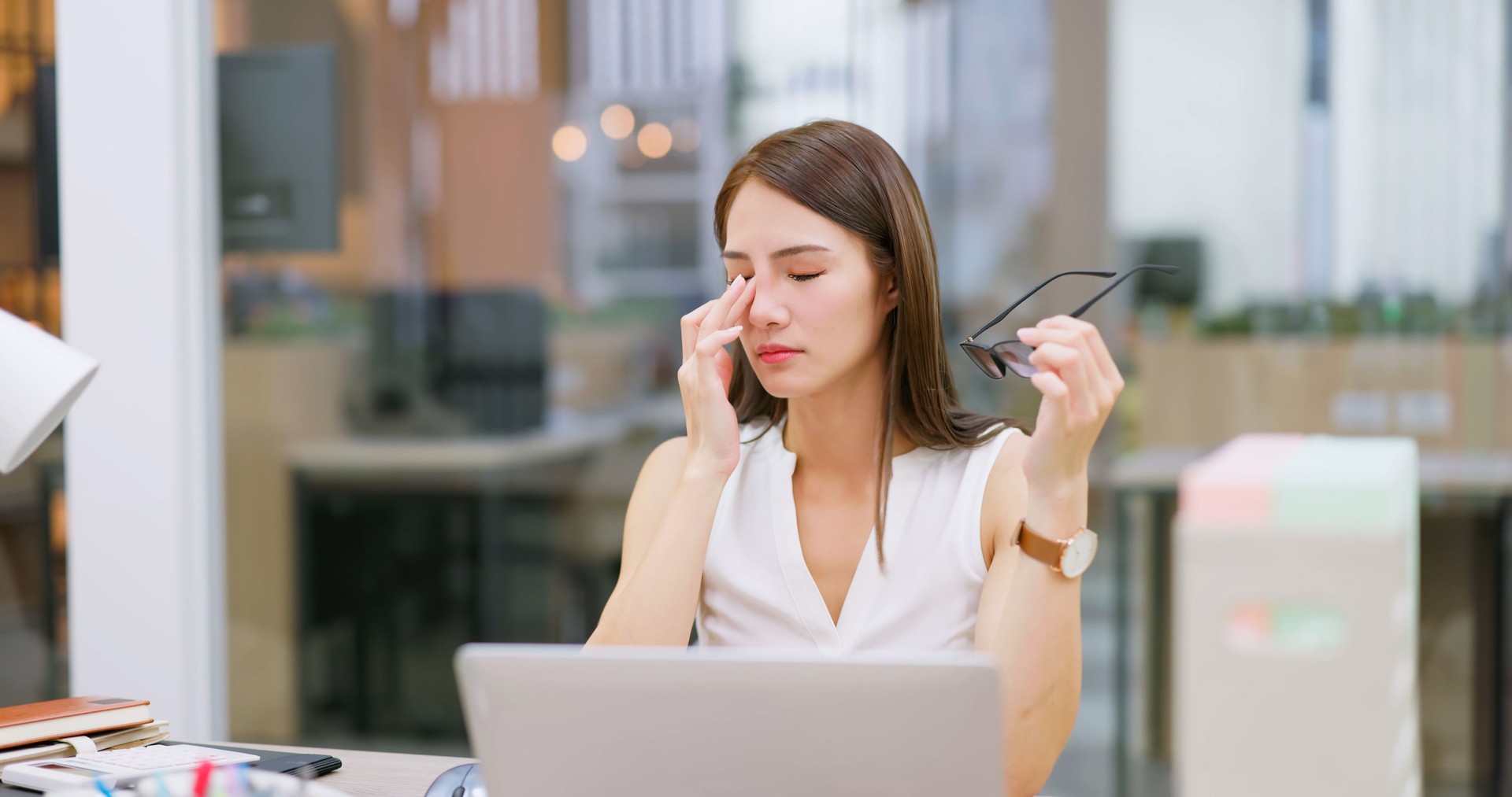 woman eyes pain at work
